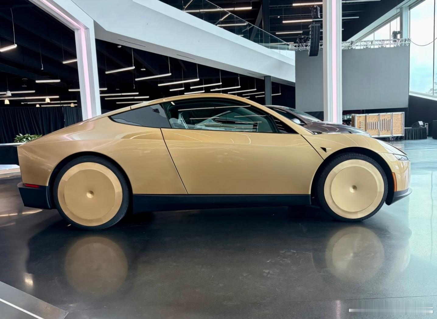 马斯克把方向盘删了没有方向盘和踏板我总是感觉缺少点安全感！极端突发情况里，机器再