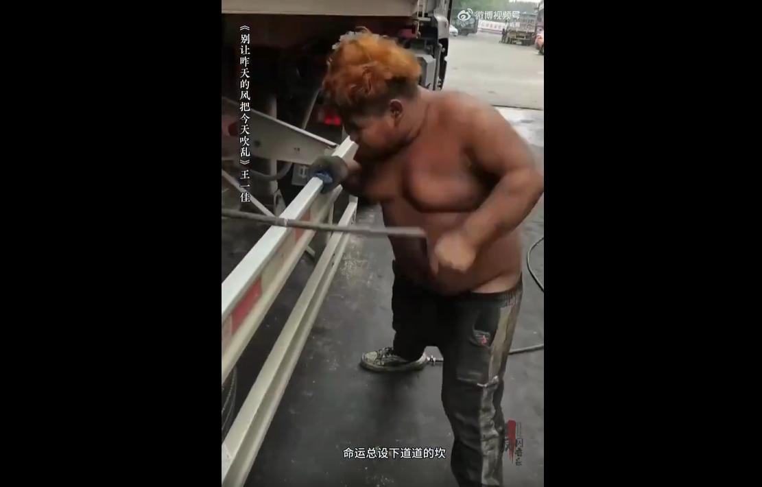2025年11月，湖南19岁修车男孩“小胖”凭借励志事迹走红网络。
作为00后，