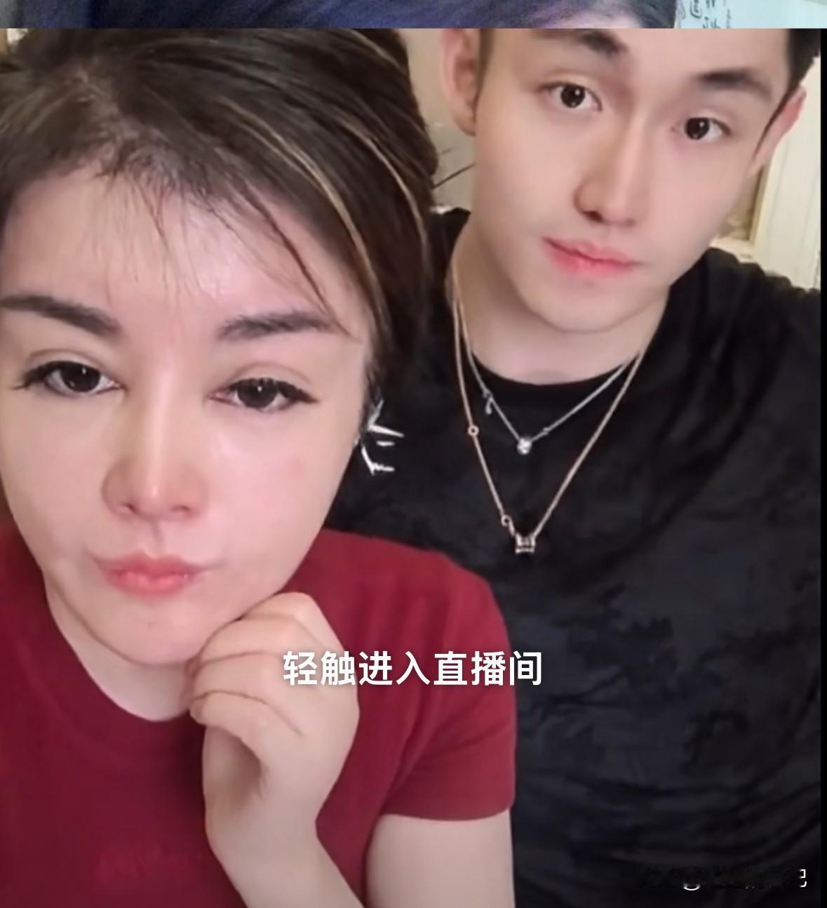 于文红的脸，越来越胖了，实际是注射的东西太多了，整个脸浮肿的感觉。
任任就在她旁