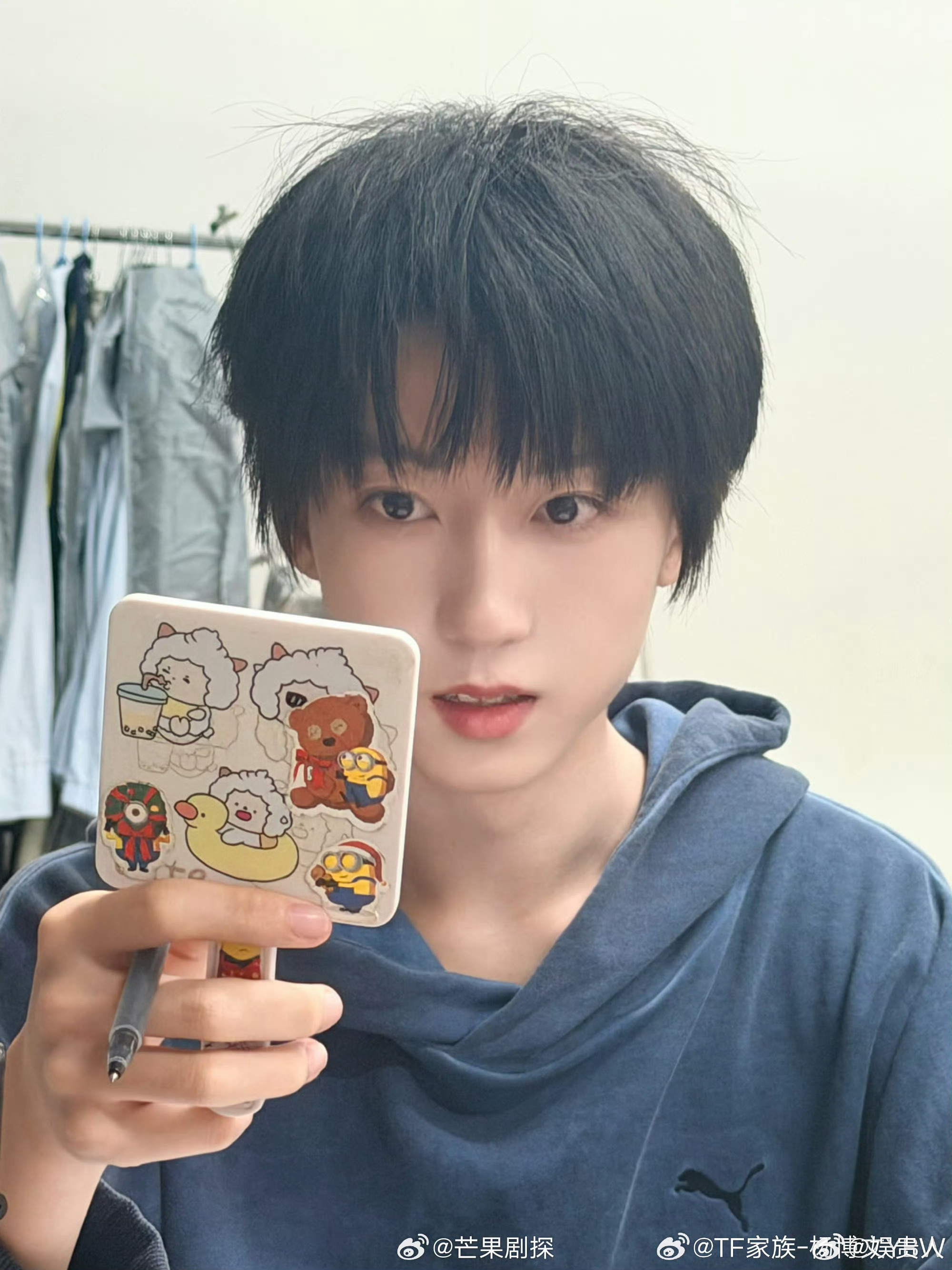 杨博文晒最近的三种形态杨博文收工后反而更精致杨博文最近就是一个蓬头皱面型、收工后