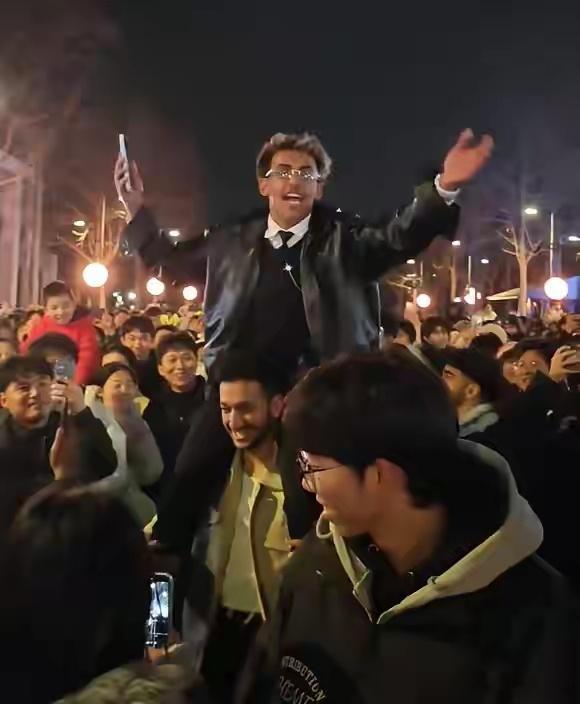 印度游客在华参加新年庆祝，大喊“印度NB”引发混乱，当场被警察带走！2026年元