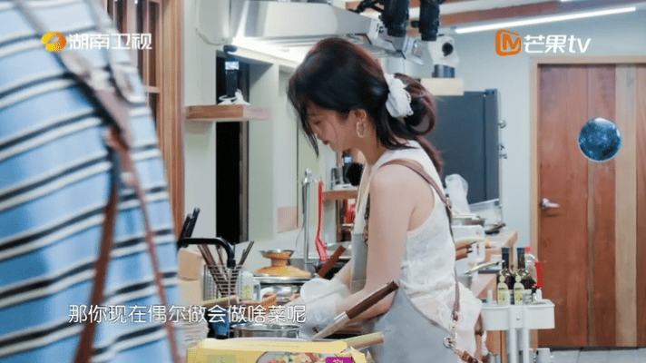 靳梦佳打开了王俊凯的话匣子 救命，王俊凯回忆起之前的中餐厅生活，开始模仿当年的晓