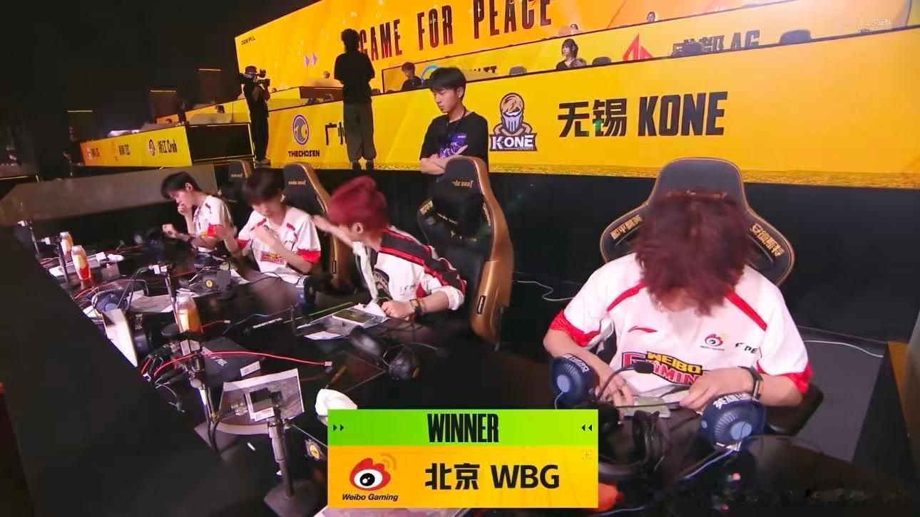 WBG海岛图满编吃鸡4AM开启赛点海岛对局高能不断，WBG全程默契配合无减员满编