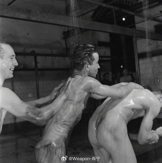 #照片中的历史[超话]# 荷兰矿工在淋浴时互相清洗背部，这是工作日结束时的日常仪