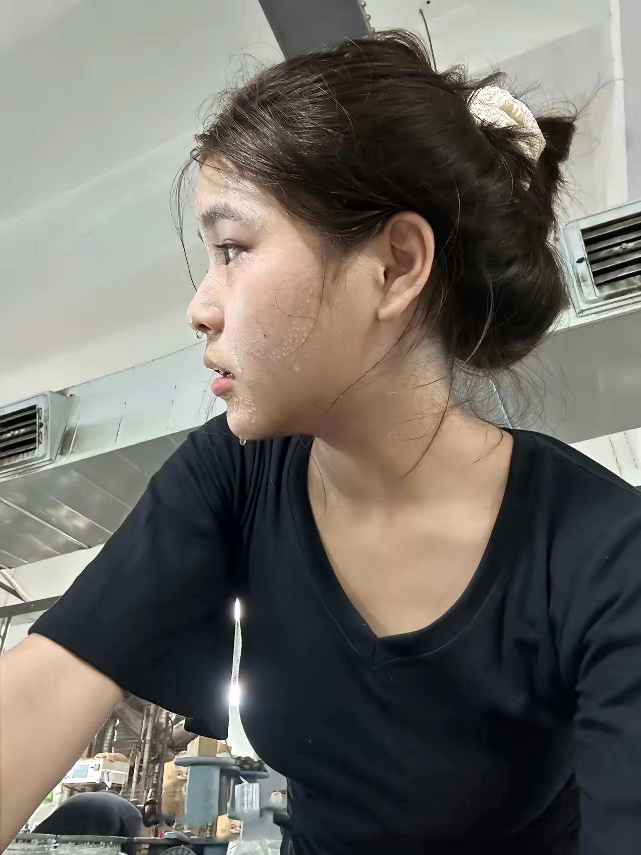 女孩子没有学历真的很难找到轻松的工作！特别是初中辍学出来打工的女孩，只能靠汗水和