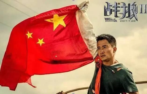 还有多少人记得这个镜头？当吴京举起五星红旗顺利通过交战区，有多少人心潮澎湃，为自