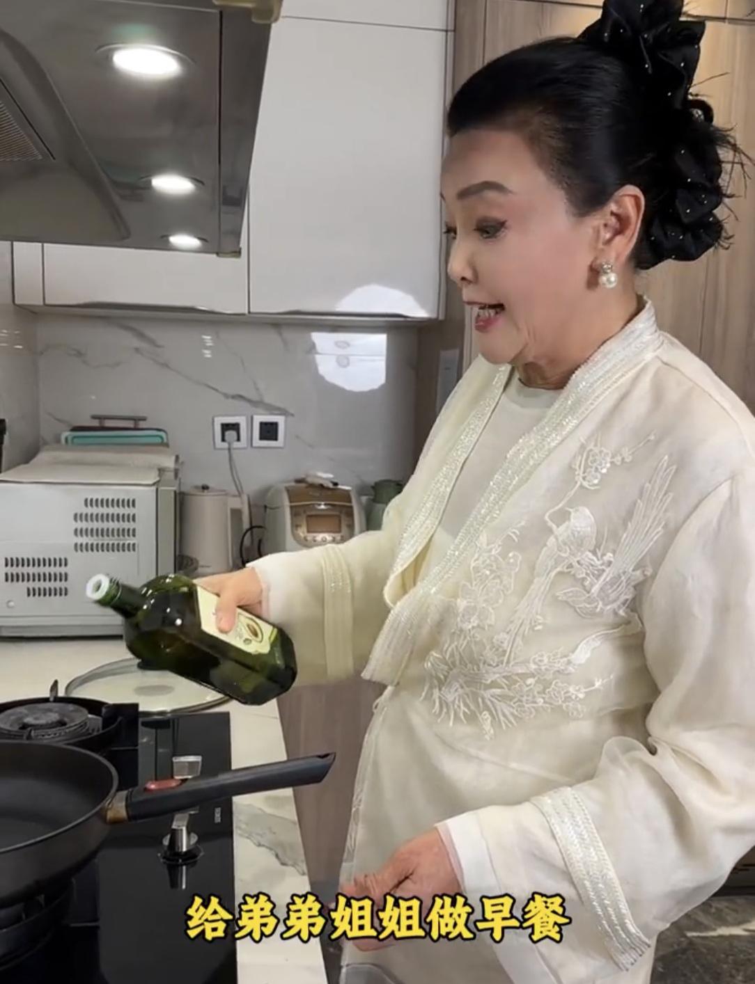 汪小菲的两个宝贝有福了，
享受着来自奶奶的关爱。