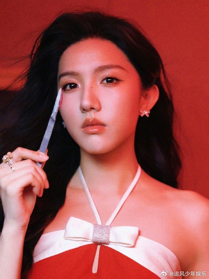 苏晓彤的红裙造型很曼妙狠狠心动！苏晓彤穿红裙也太绝了吧！明艳又张扬，身段曼妙得不