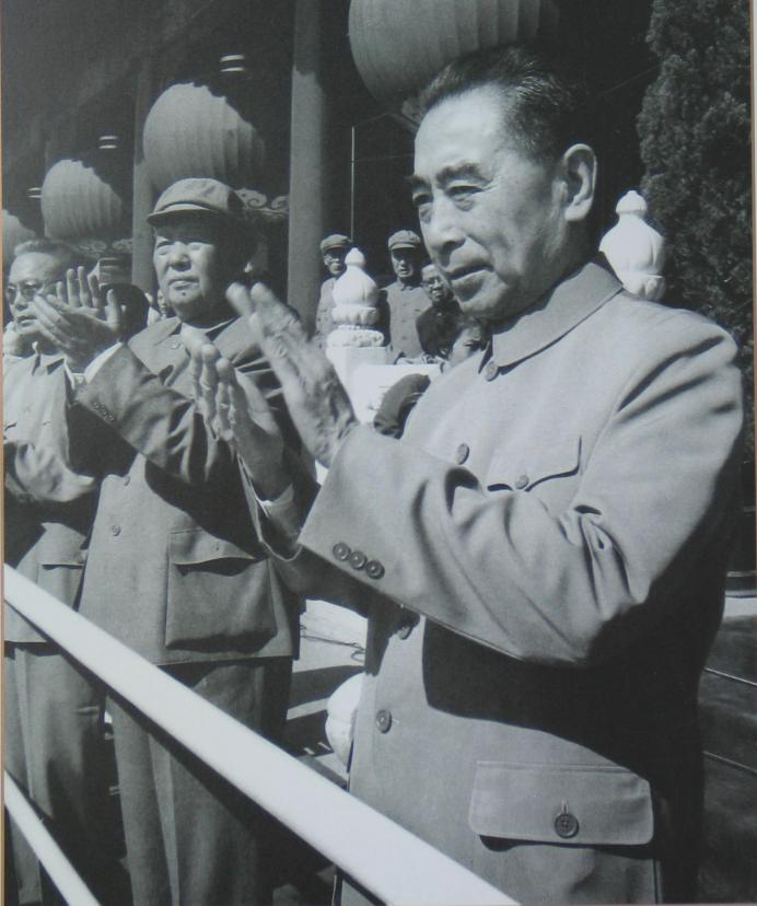 毛主席和周总理在天安门城楼上，最左边那位大人物当了20多年副总理。