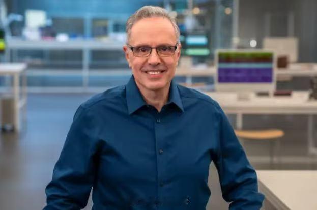 【曝苹果硬件团队换帅：芯片老兵斯鲁吉出任首席硬件官】4月21日，苹果公司宣布现任