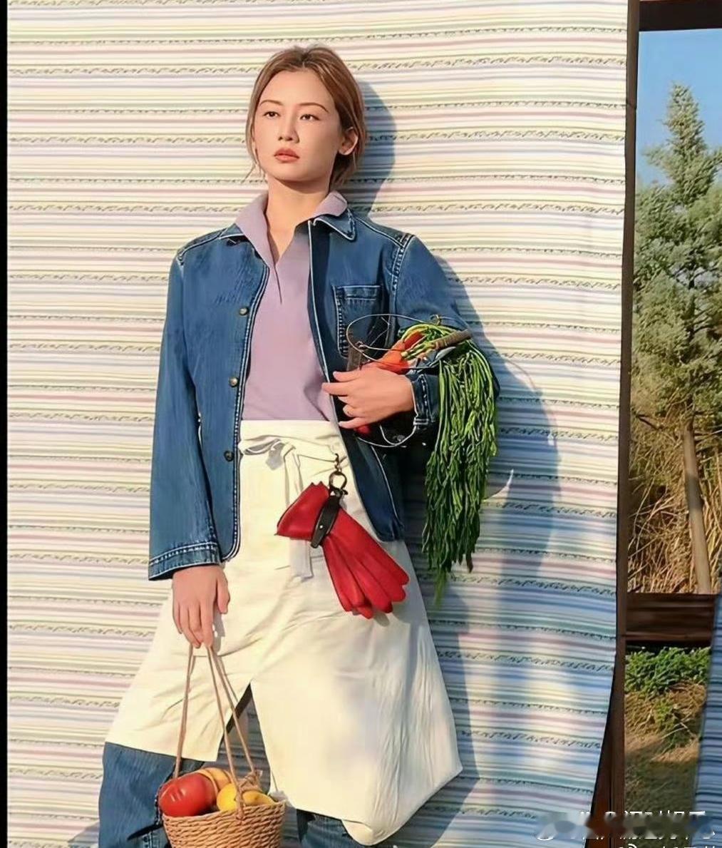 郑恺眼光真好，苗苗既漂亮又贤惠，这样的衣服打灯笼都找不着 