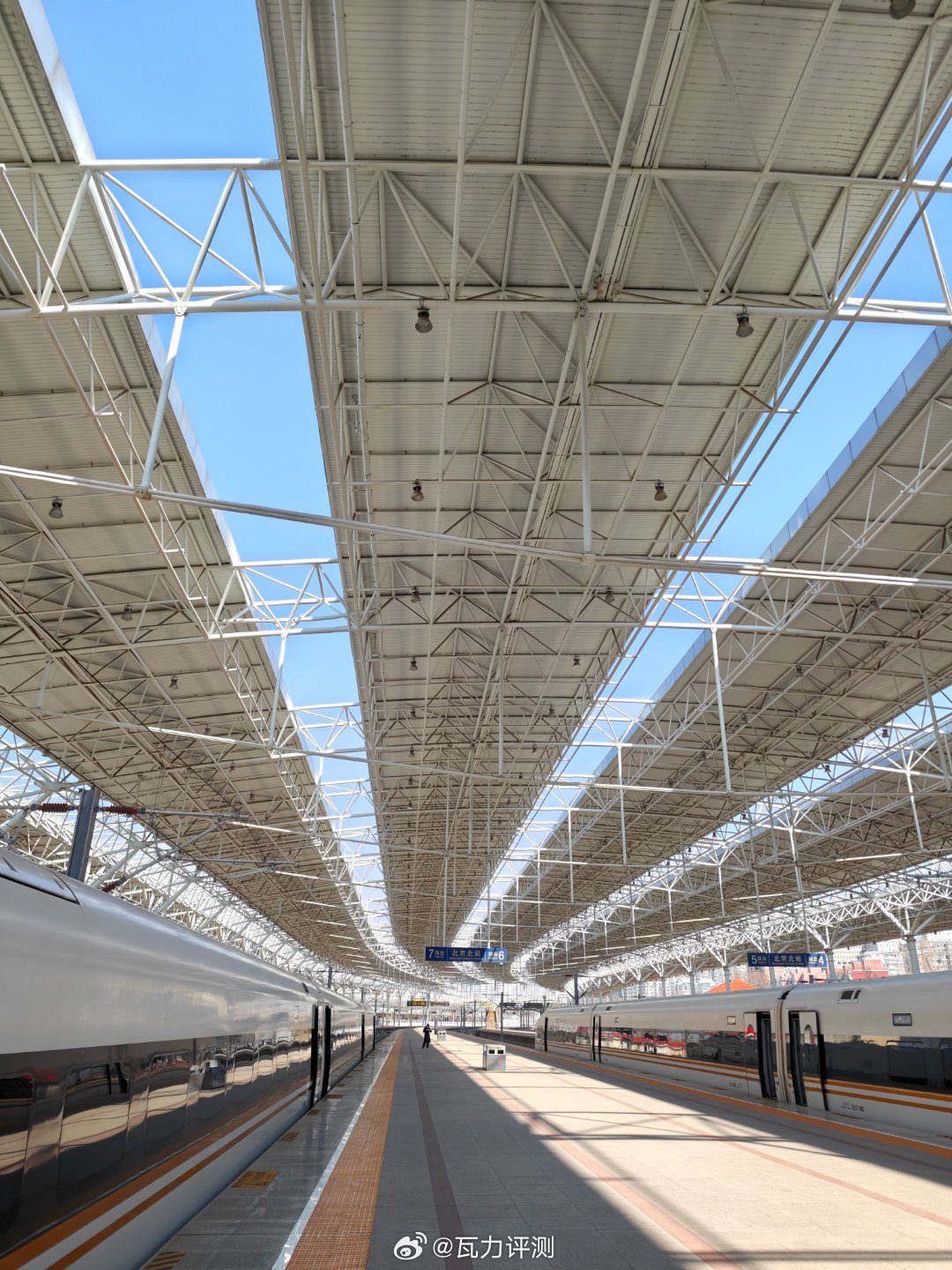 天气真好，这样的天气应该去外面走走，不宜工作