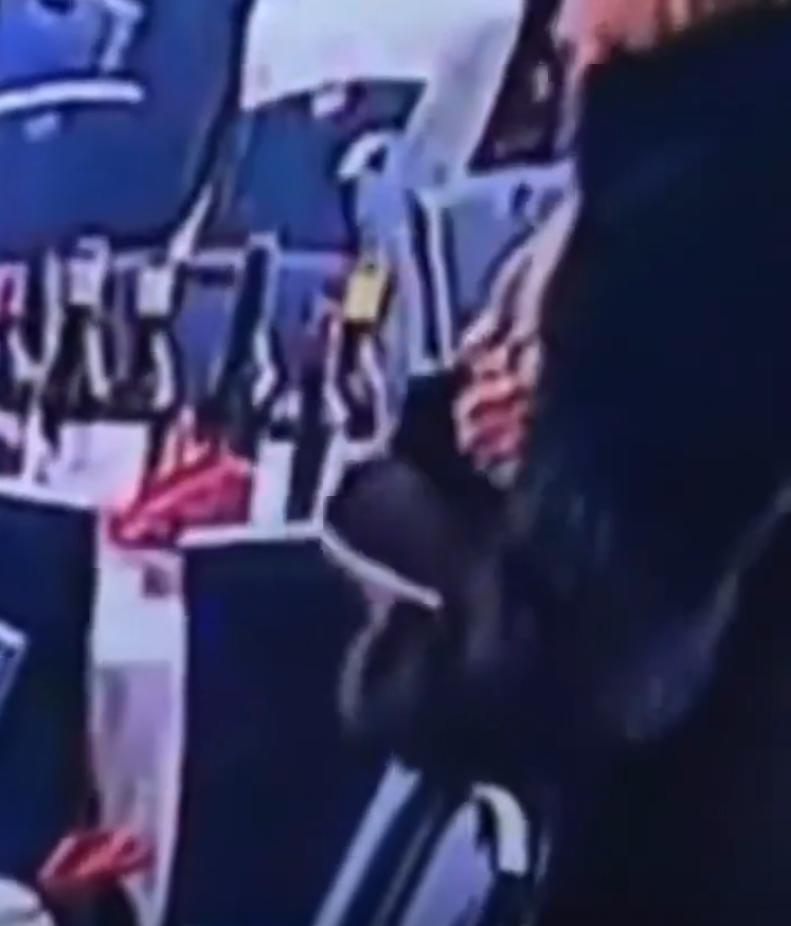 枪响那一刻，总统摔了，酒却没了——这荒诞一幕，就发生在白宫记者晚宴上。
当地时间