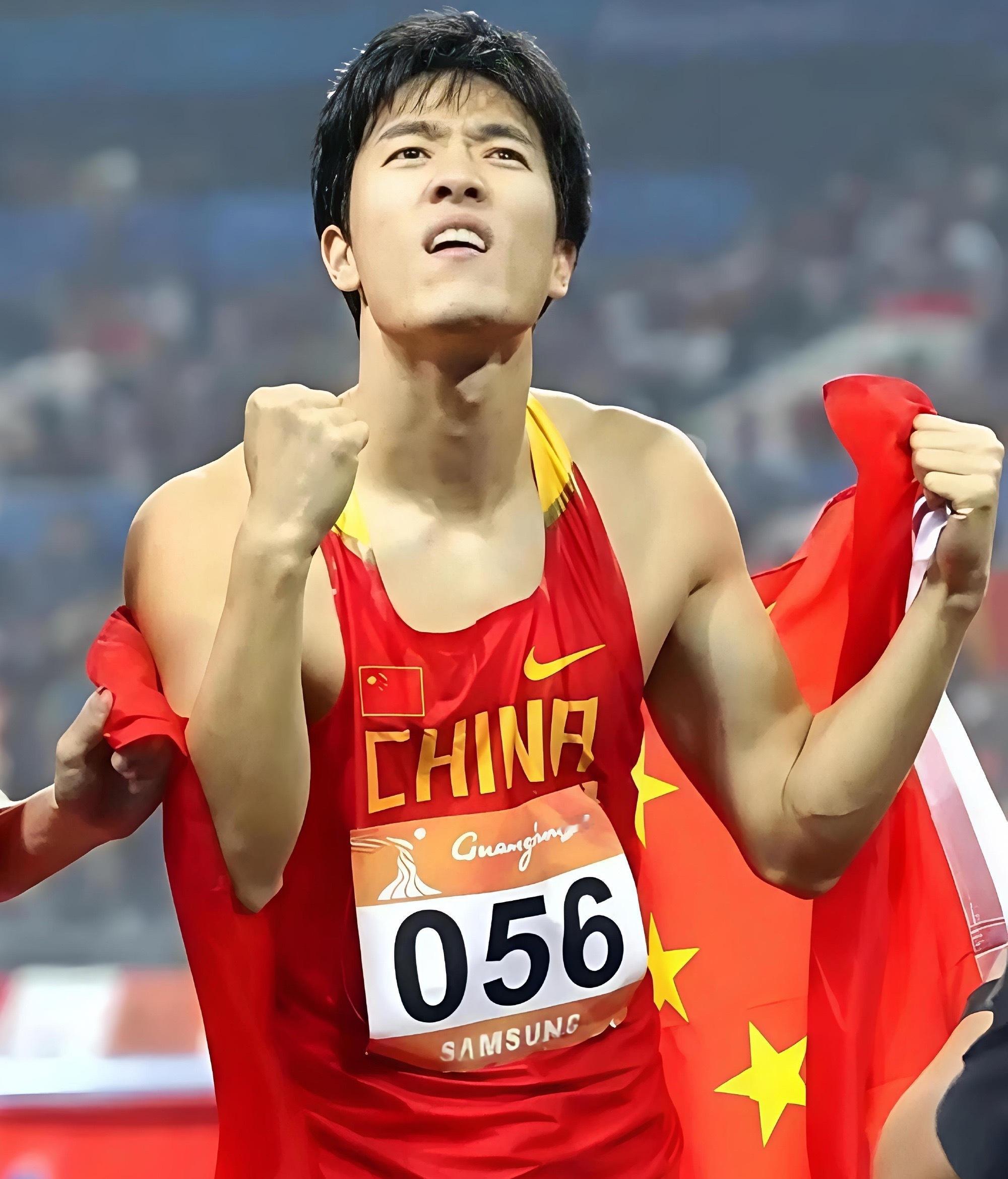 冲上热搜！刘翔晒工资卡明细，退役11年工资卡支出为0，月均7174元，98万全部
