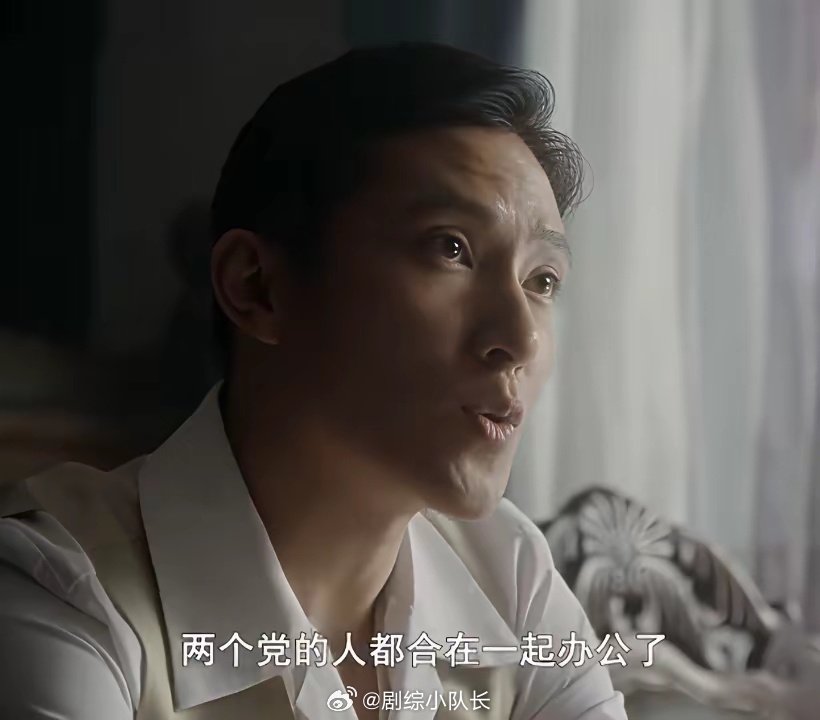 深挖《九个弹孔》才发现，饰演陈小石的王瀚闻早有出圈作品。2002年出生的他，二十
