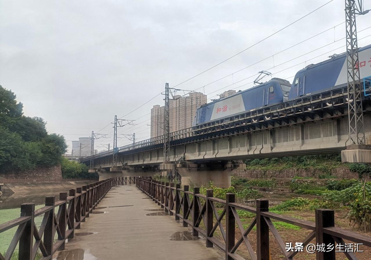 郑州是火车拉来的城市，拉着拉着，有了航空港，有了内陆港，有了郑欧班列，成了国家中