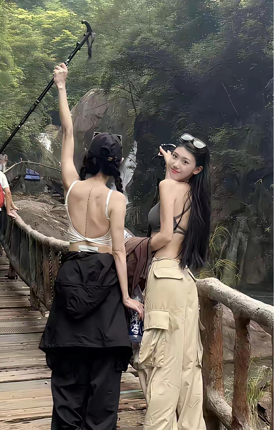 辣眼睛！爬山的女孩真漂亮

某地风景区，两位青春靓丽的姑娘，相邀去爬山游玩。她们