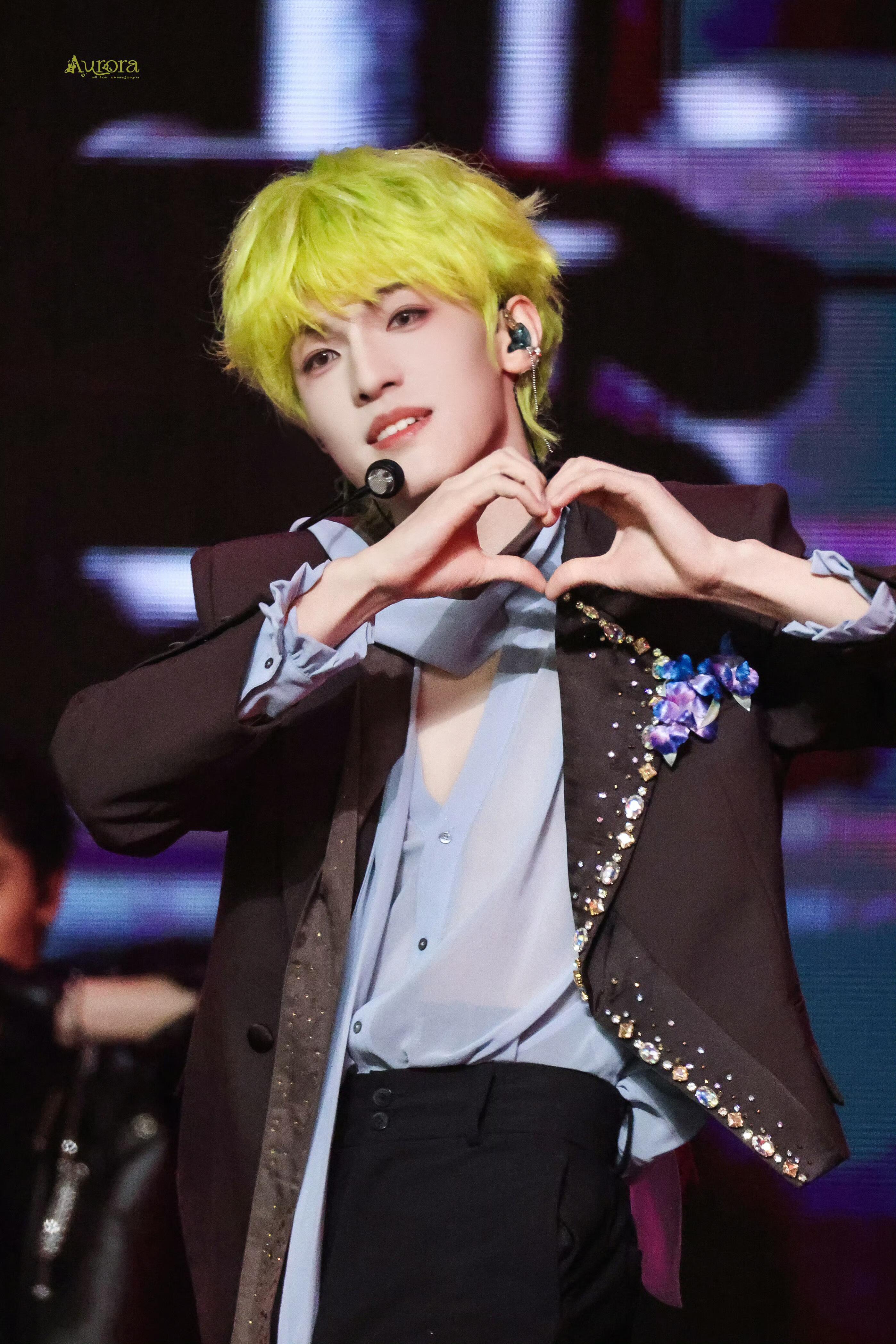 张泽禹solo舞台设计 那个深海鲸鱼吟唱的声效一出来，我整个人汗毛立起来了🐋 