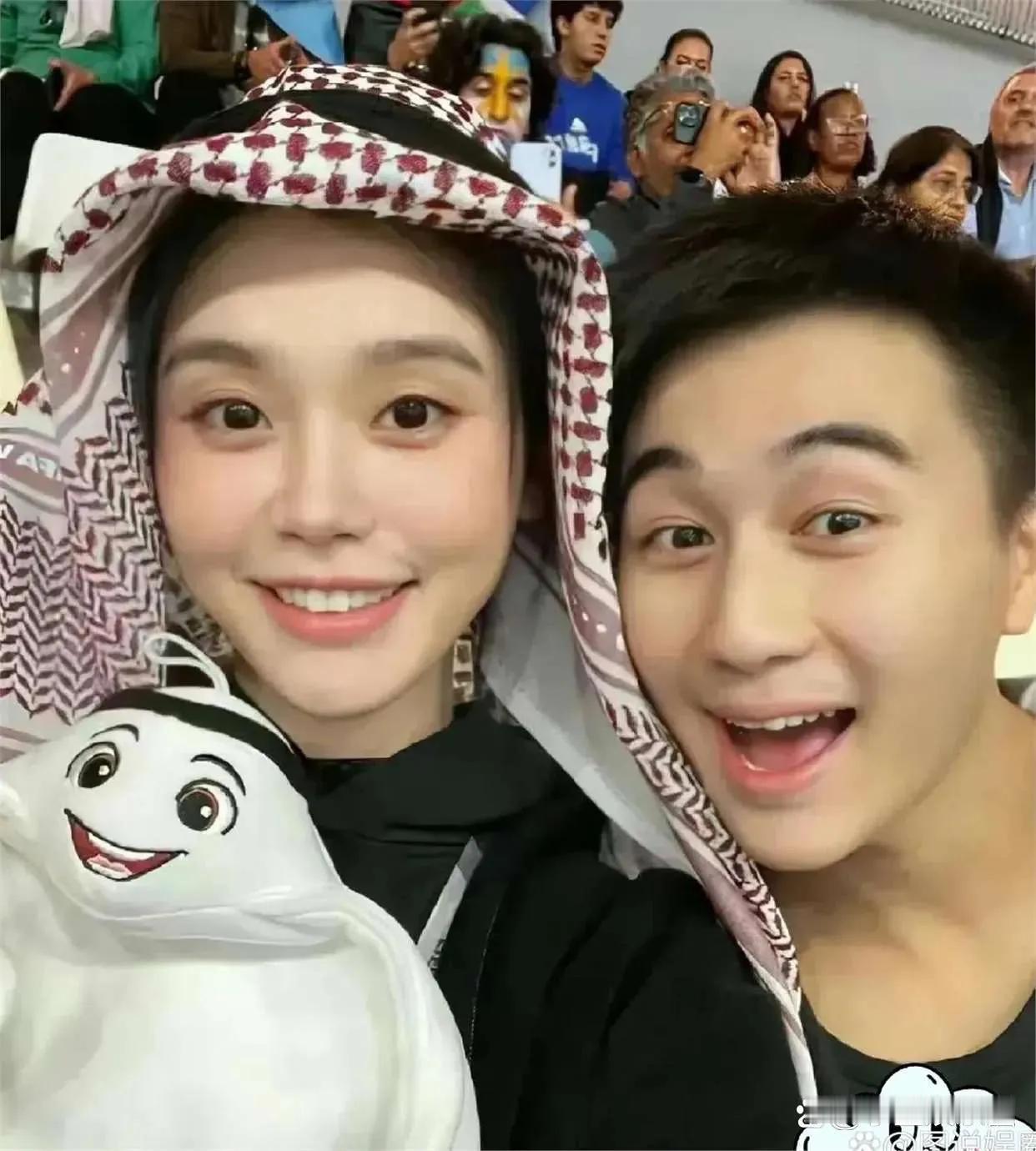 高个媳妇矮丈夫，感觉像嫁了个儿子。
不过夫妻俩感情挺好，何偤君努力上进又聪明，家