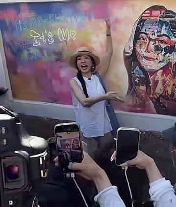  Ella陈嘉桦畅游青岛，现身青岛网红墙，在青岛的双场演唱会即将开唱。
陈嘉桦现