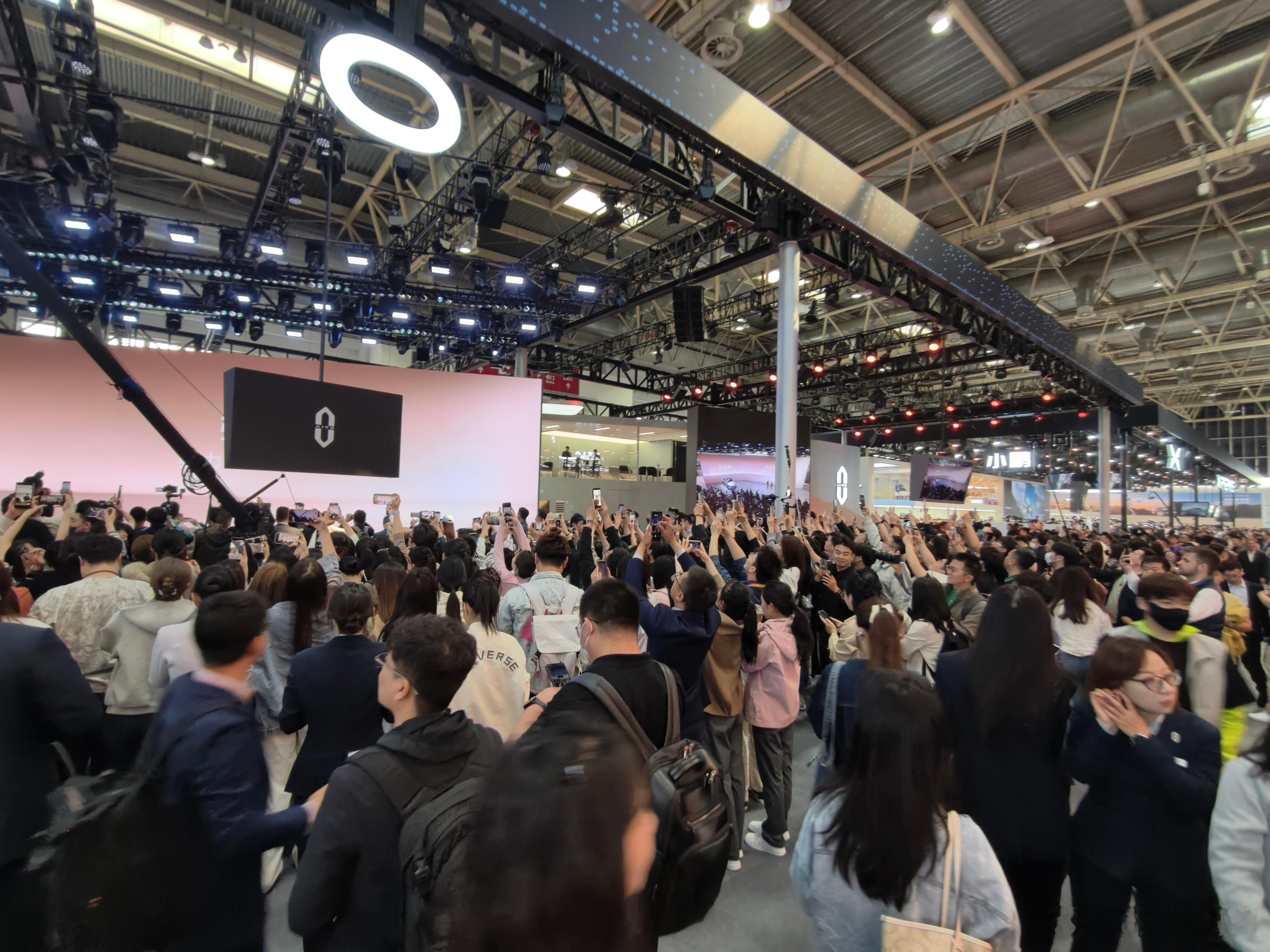 发布会结束准备提前走了，回头一看好家伙根本出不去，再一看台上，白敬亭上来了202