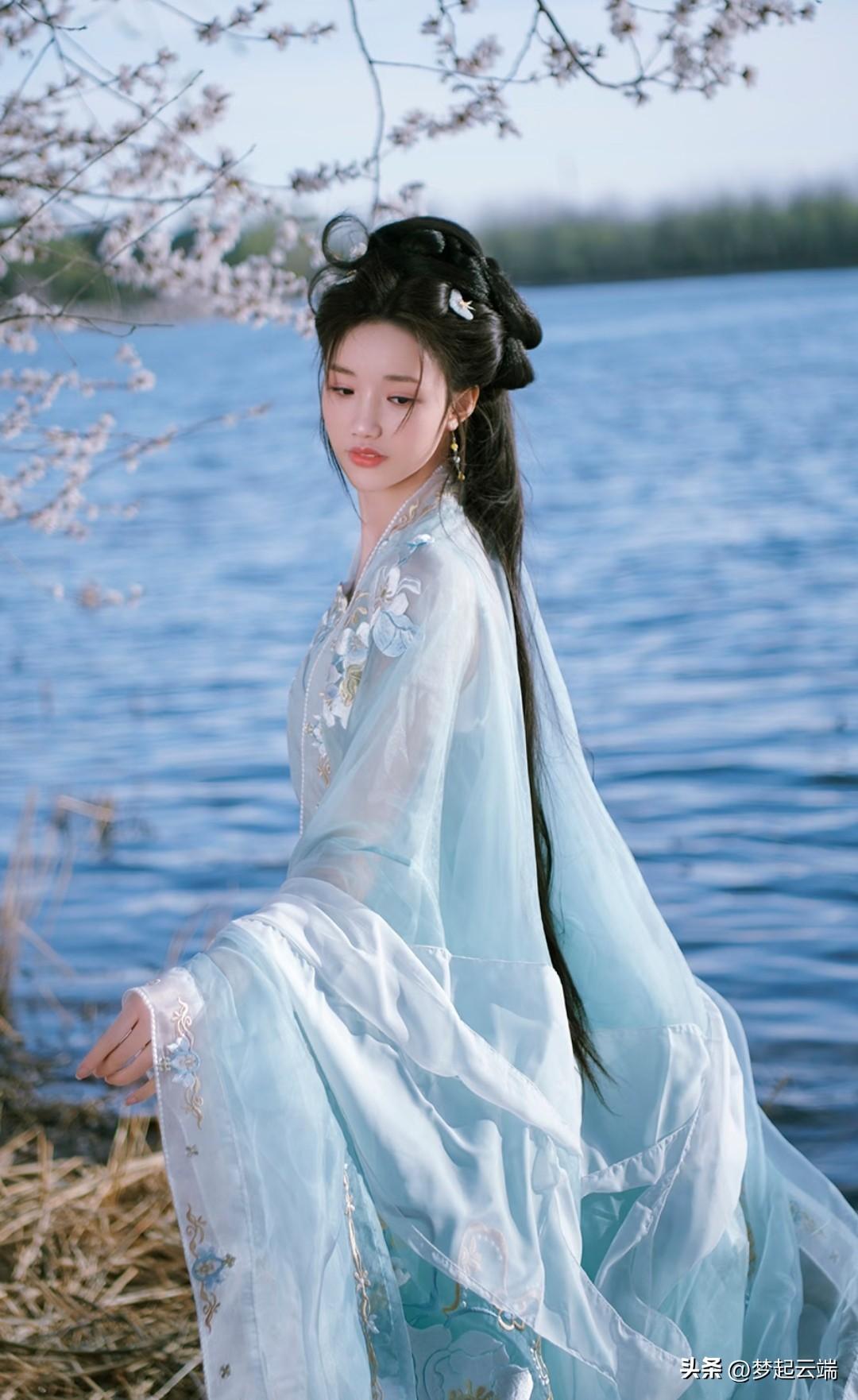 水边花影动，春日美人行。