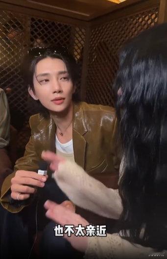 洪知秀周洁琼韩语热聊 洪知秀周洁琼韩国一个公司VOGUE晚宴大合影 P社双婷活久