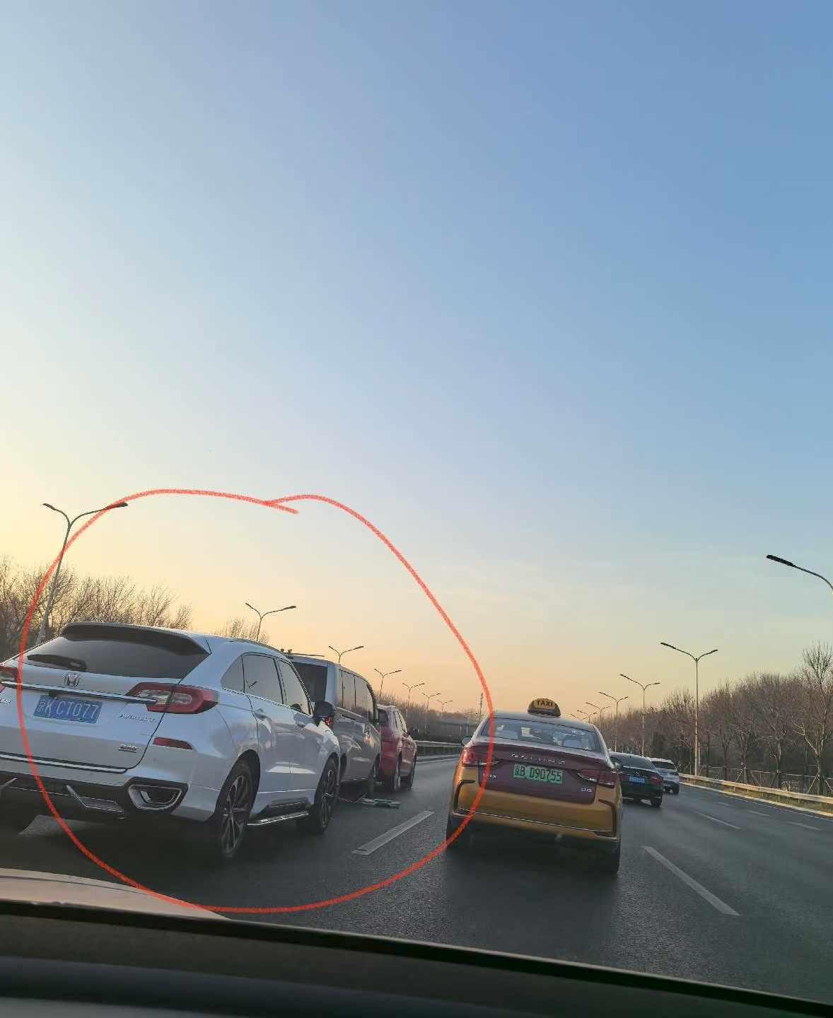 今天北京早高峰上班路见闻：
先是看到壮观的三车连撞；接着又看到一小仙女追尾前车，