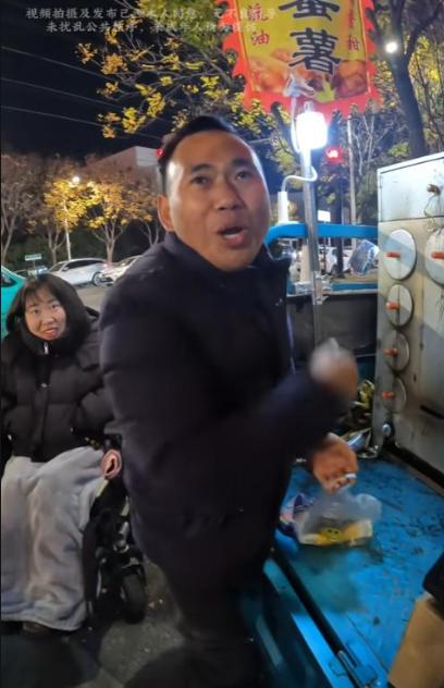 看哭了！郑州一名身患小儿麻痹的男子带着脑瘫妻子在街边卖红薯时，遇到一位陌生的拍照