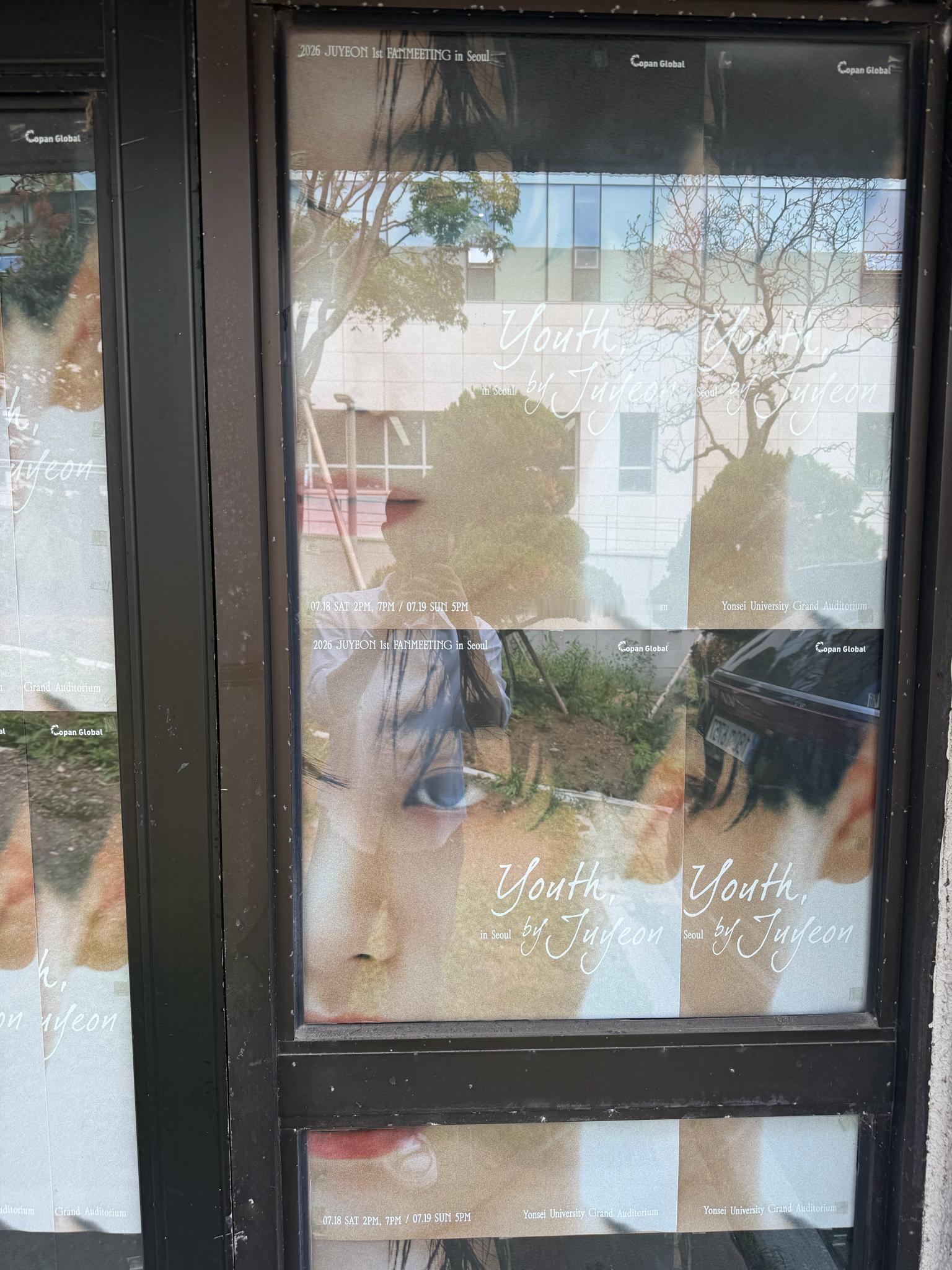 我笑的好无力。。追星女来了。。和橱窗里欧巴海报合影一张呀✌️ 