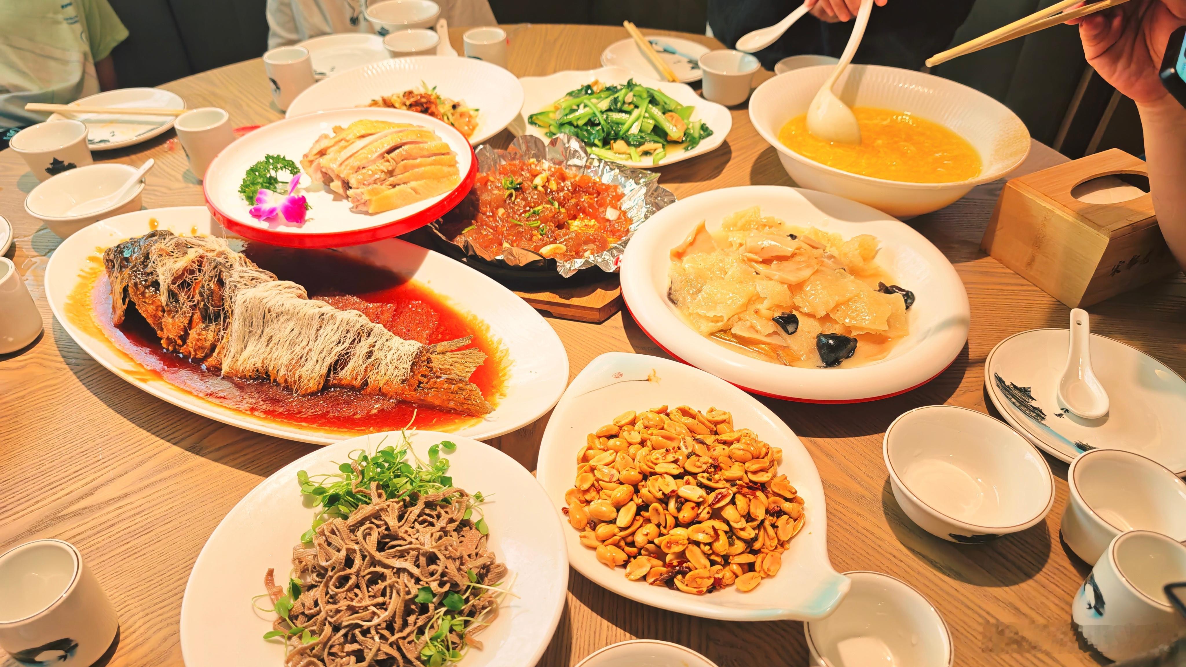 吃了个套餐，桶子鸡，灌汤包！黄河大鲤鱼，凉粉，花生米味道不错！！！ 开封·宋都老