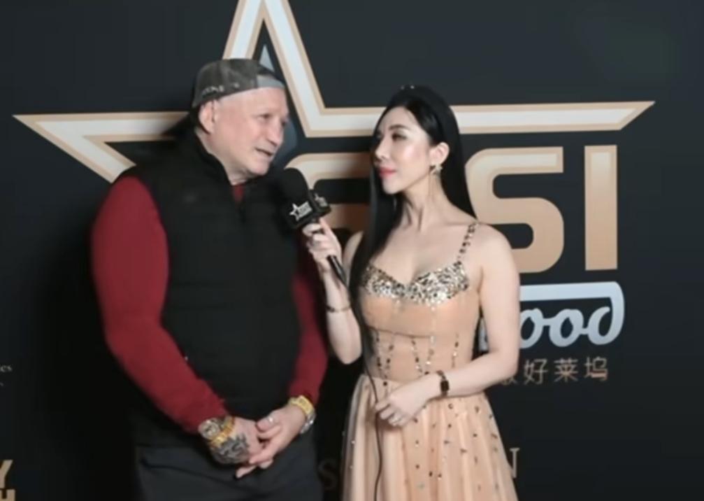 当命运击碎你的身体，
信念会带你回到战场。
传奇拳王 Vinny Paz ——车