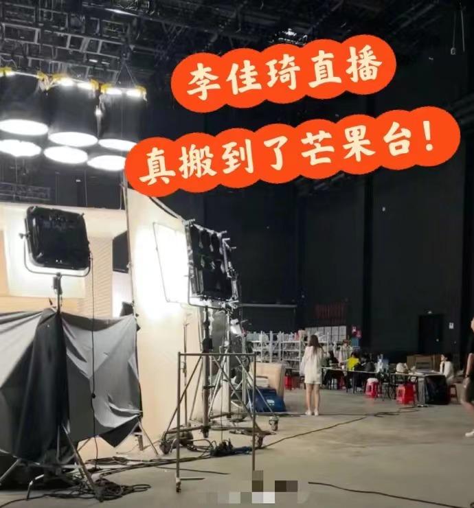 真的有被李佳琦狠狠卷到！早八参加披荆斩棘的哥哥录制，晚八又在棚里进行带货，甚至直