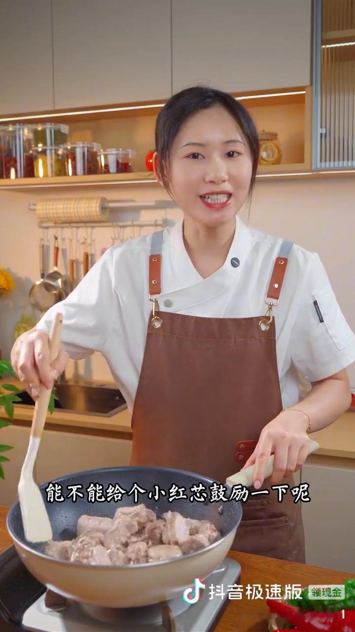 糖醋排骨。
很多人做糖醋排骨都是直接下锅就炒，难怪做出来不是发苦就是咬不动。今天