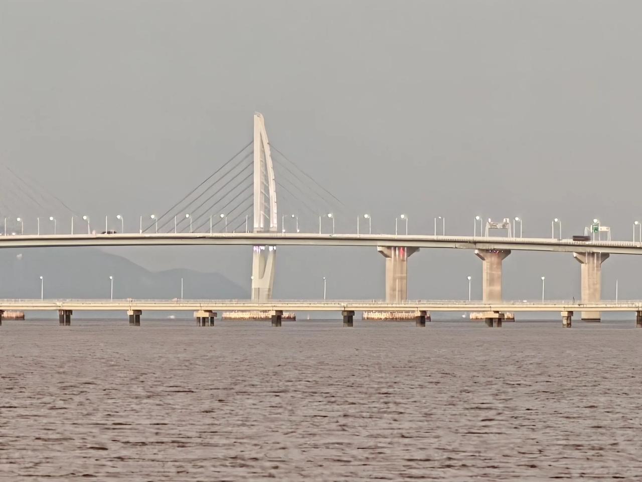 港珠澳大桥

站在珠海拱北口岸的观澳街道上，港珠澳大桥Hong Kong-Zhu