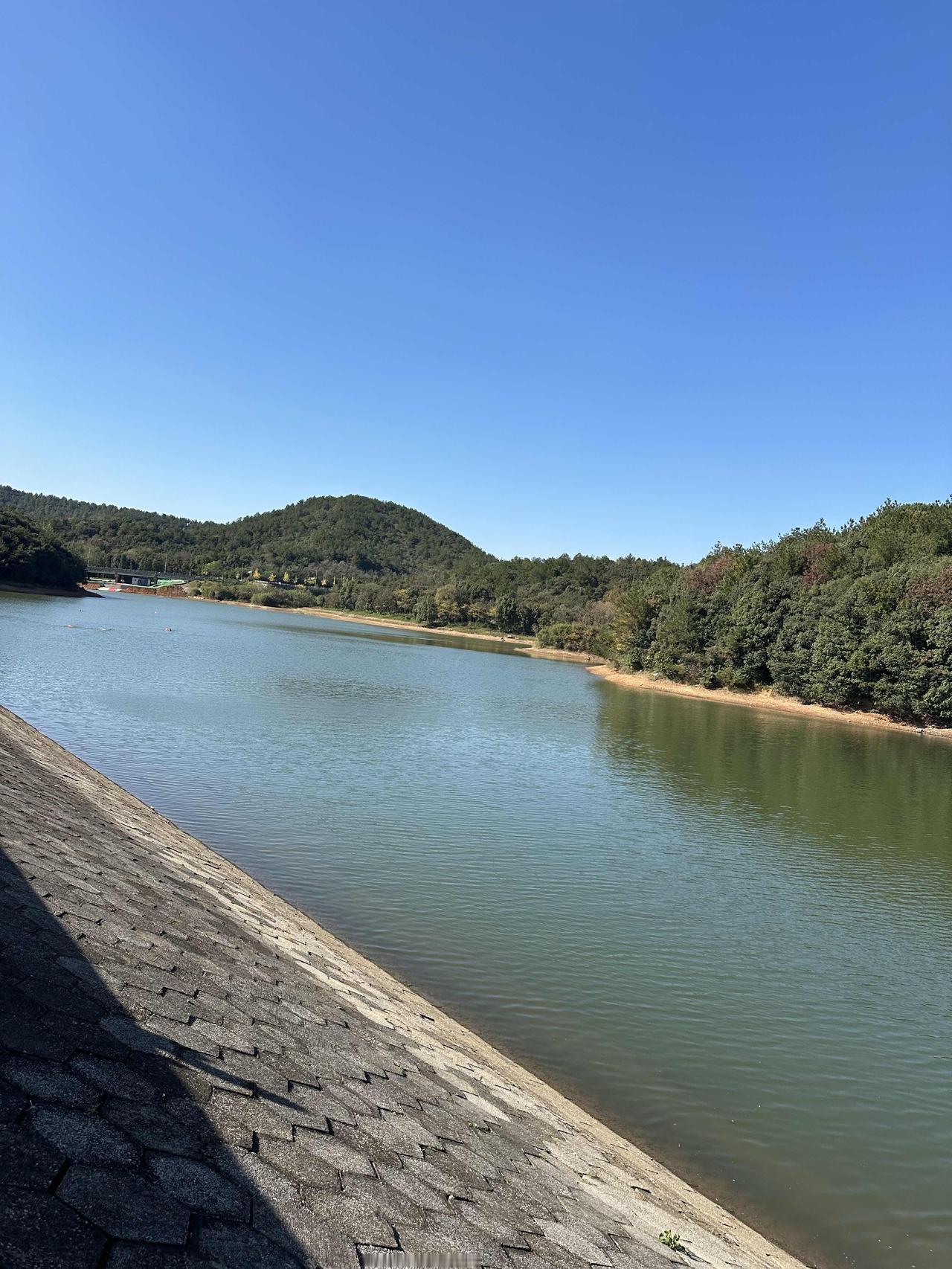 这是我经常去游泳的地方
只有蓝天，没有白云
有青山环抱
有碧水荡漾
每当到了这个