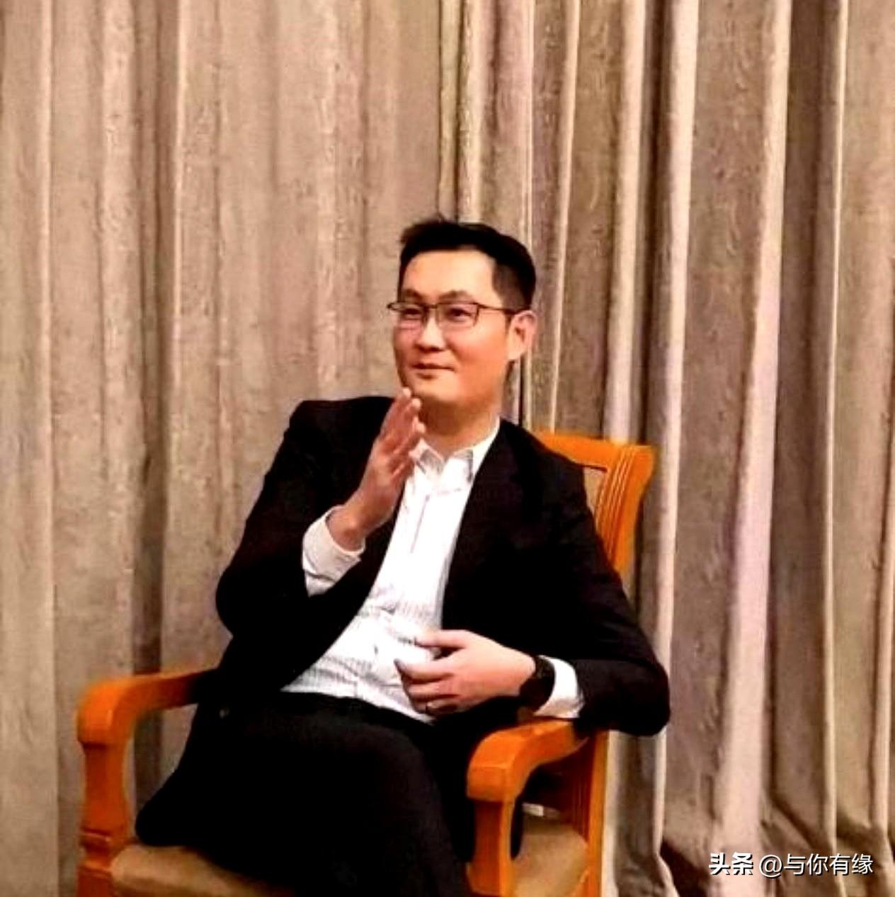 现在不少老板忙着当网红，他偏偏把自己藏起来。
马化腾这人，低调得离谱。
国外没置