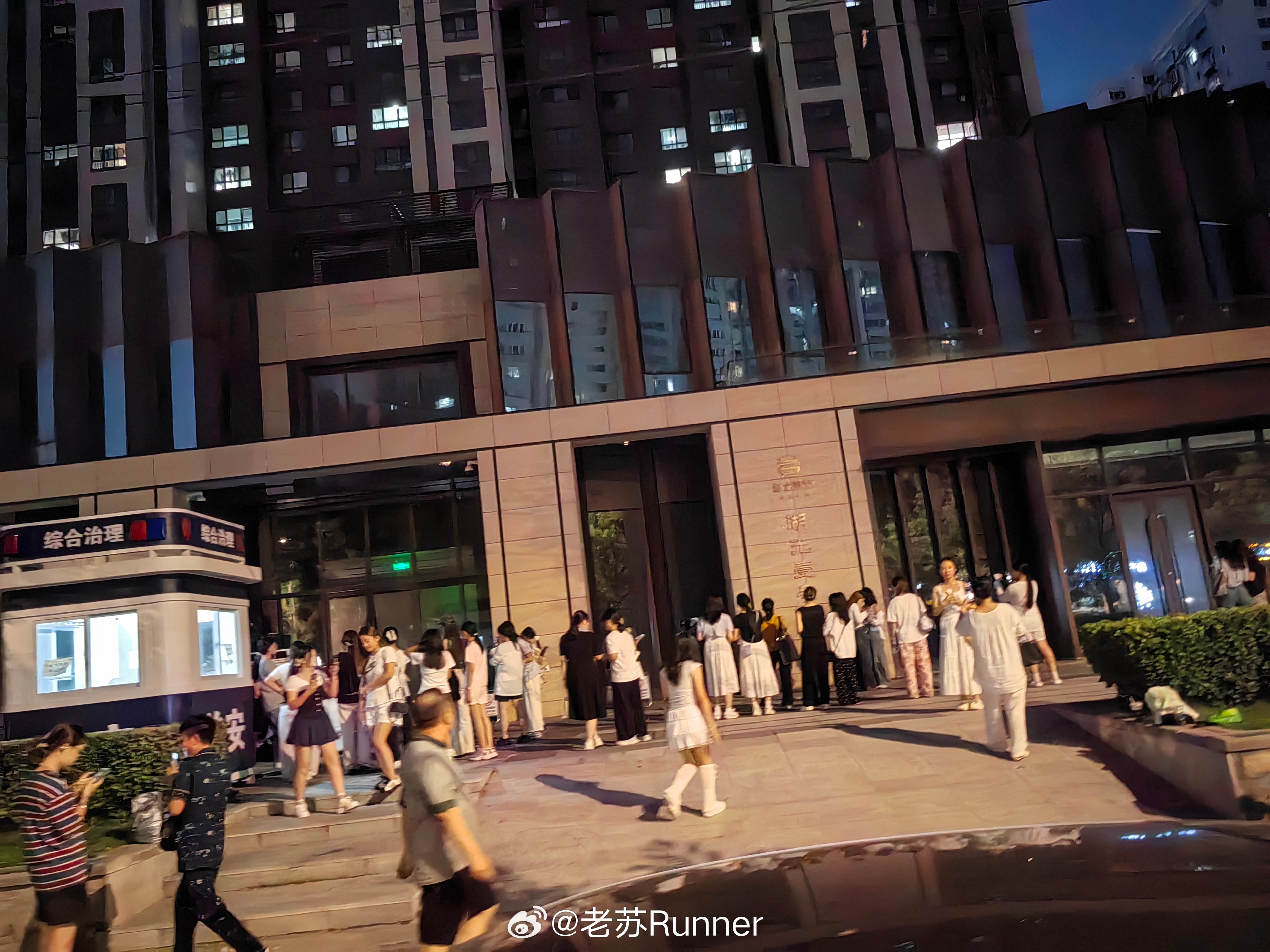 心疼这些小孩，大热天站在这楼下，不知道能等到什么听说这里住着明星，每次经过这里时