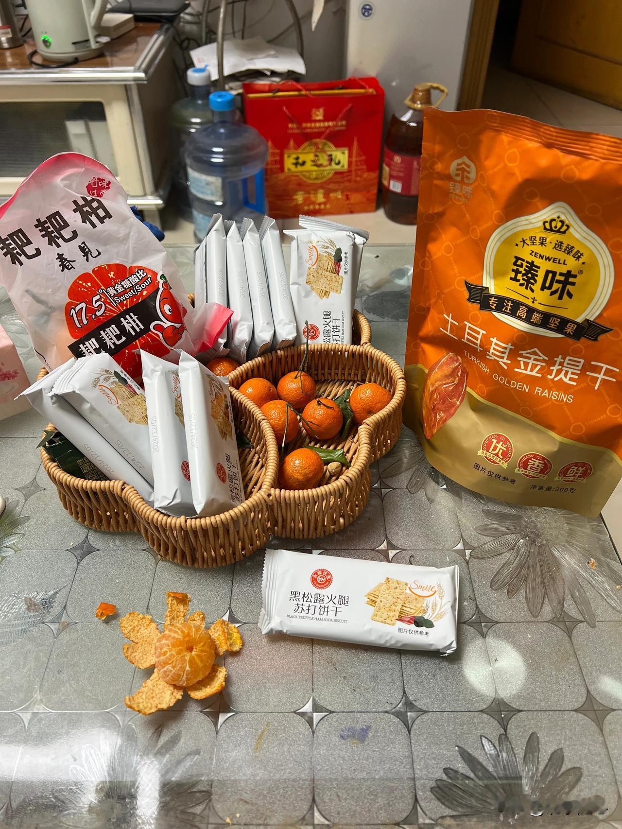 精致零食拼盘，满足你的味蕾享受！到家啦忙碌了一天吃个橘子😏饼干🍪一会睡觉💤