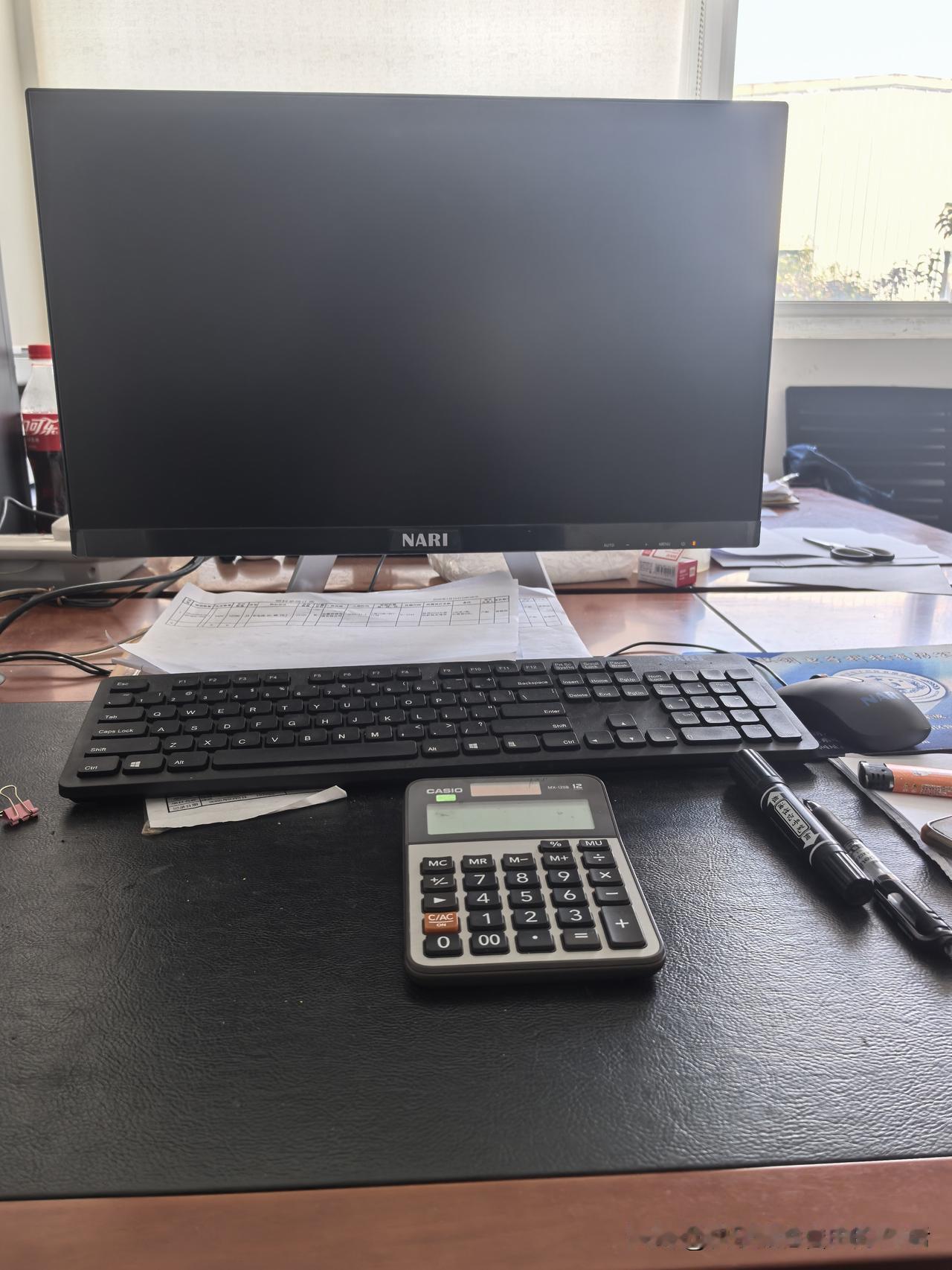 客户修改意见写满文档，而人生的笔始终握在自己手中。午休时趴在工桌小憩，梦里仍有少