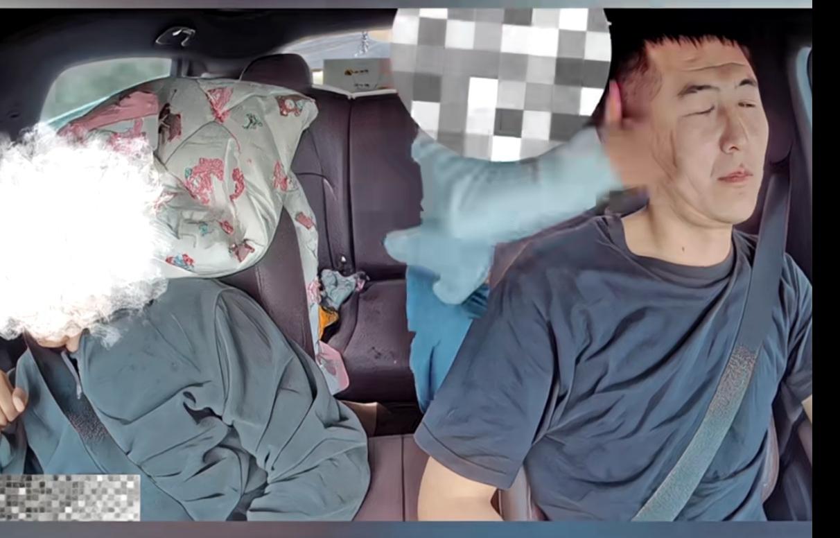 司机开车打瞌睡，被后排乘客连打两个耳光，怒斥：不好好开车，打瞌睡干啥！

司机一