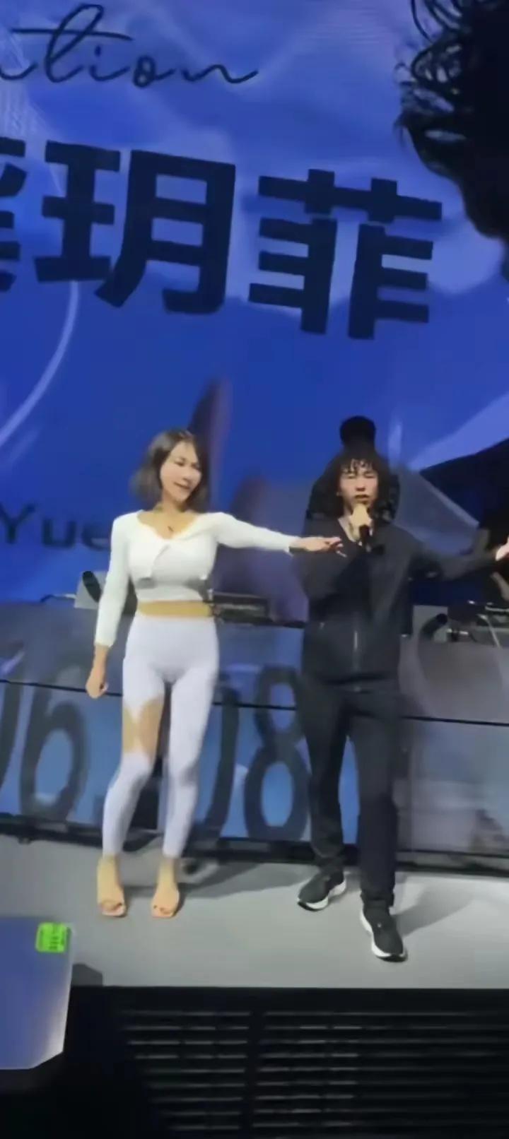 庞麦郎的歌喉咱就不说了，比华晨宇在演唱会上撸串强太多吧！
而还有一个为了红起来更