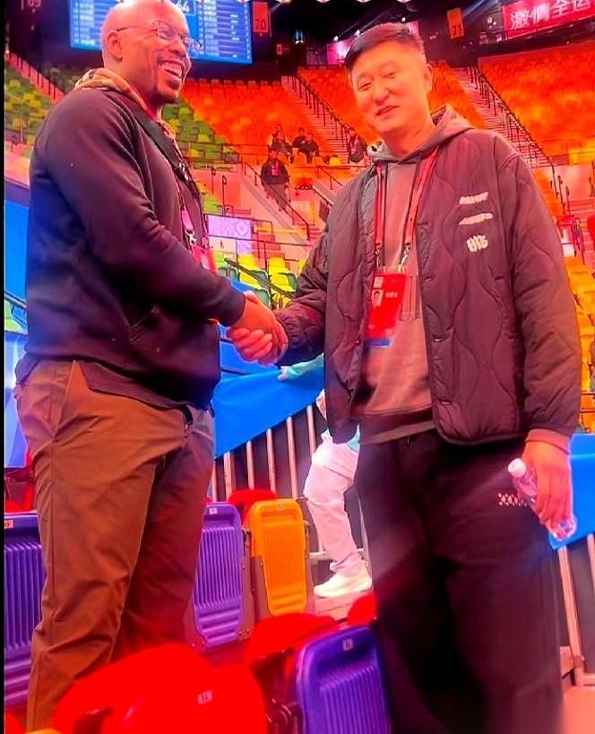 昨晚那场球，2米26的徐昕，被人隔着扣了。
画面有点扎心。
然后看他罚球，四次罚