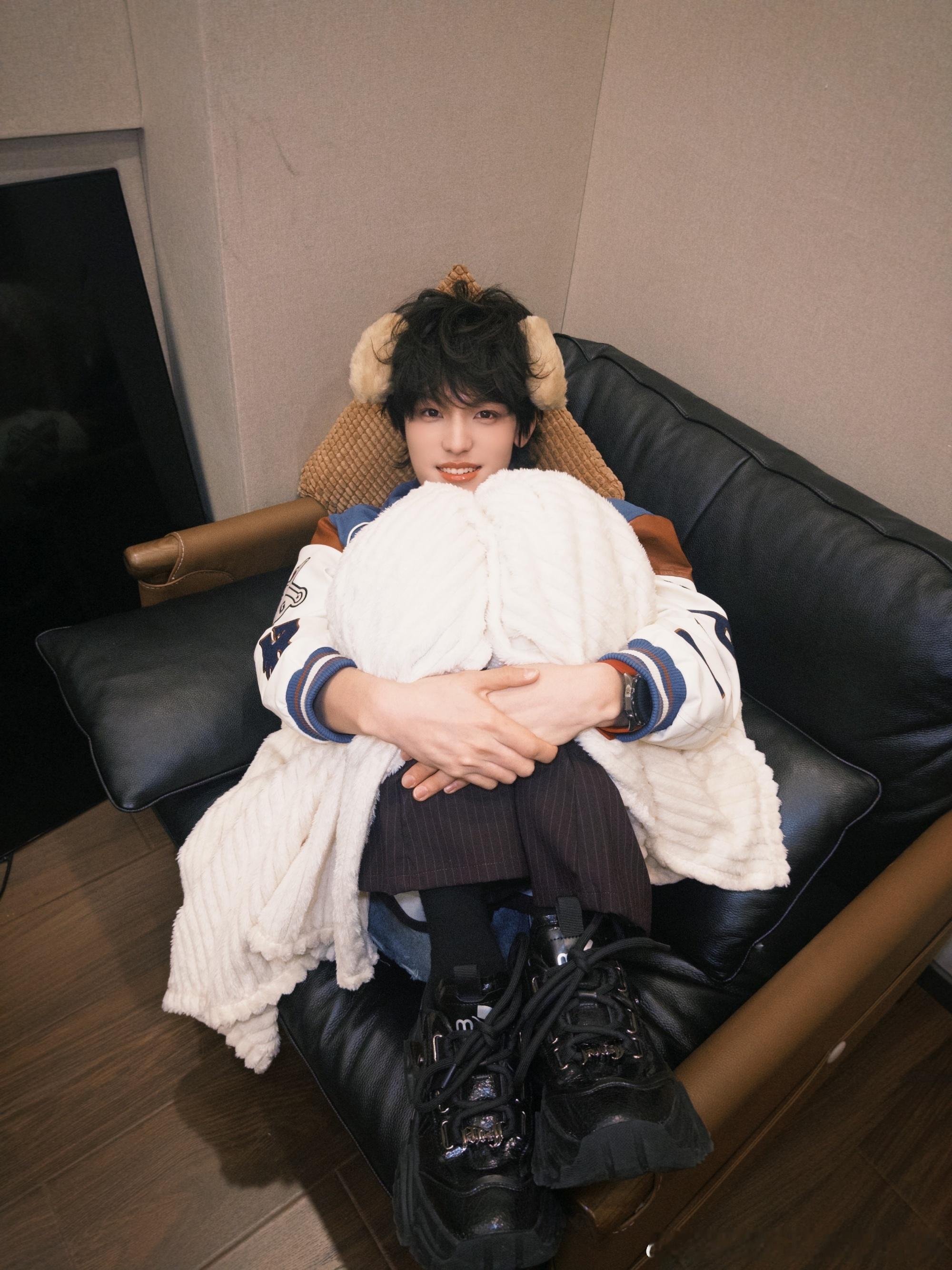 张泽禹戴狗耳朵我晕。。这么萌的小狗我怎么才看到啊 张泽禹 全世界最尊重狗塑的人