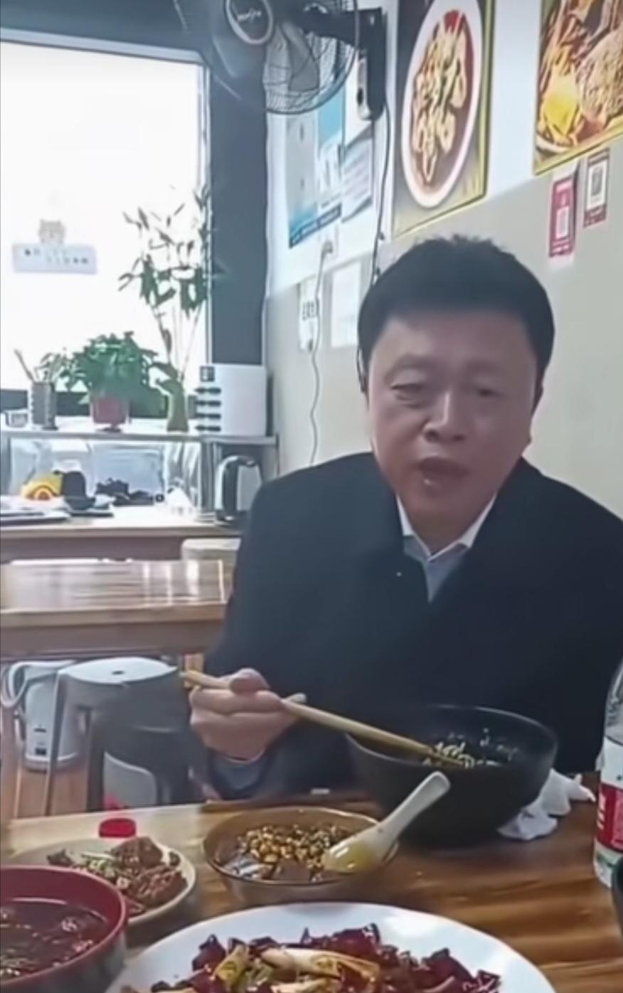 好长时间没有见过这位老干部。前两年在荣昌，他最喜欢推荐当地的美食。经常下馆子。说