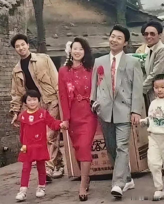 一张老照片1992年结婚时的流行照，一台大彩电加上两位新人，加上送亲的人，热热闹