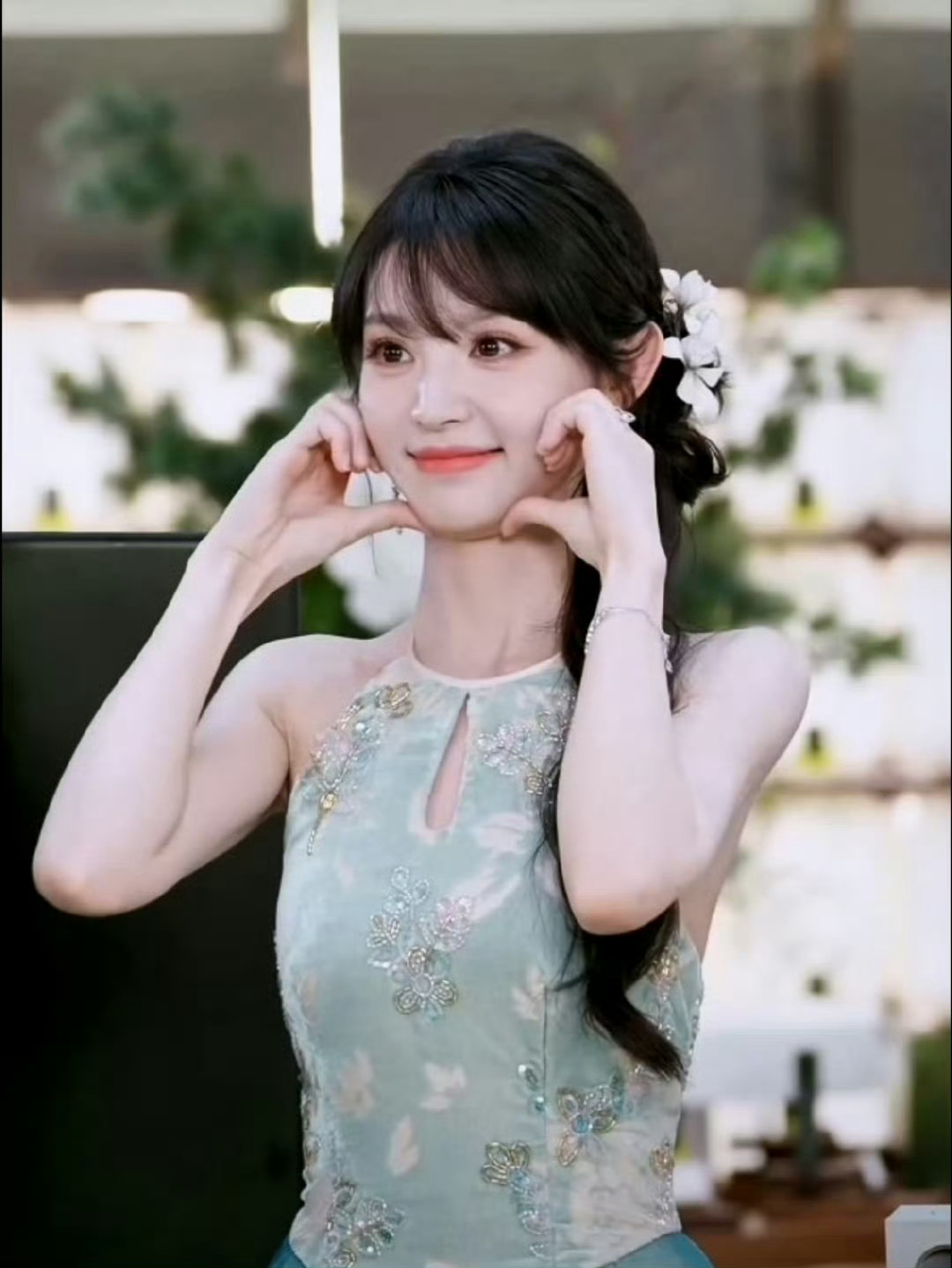 田曦薇飞吻这也太甜了吧！一个飞吻直接把人电晕，脸蛋和薄背已经够绝了，偏偏还这么会