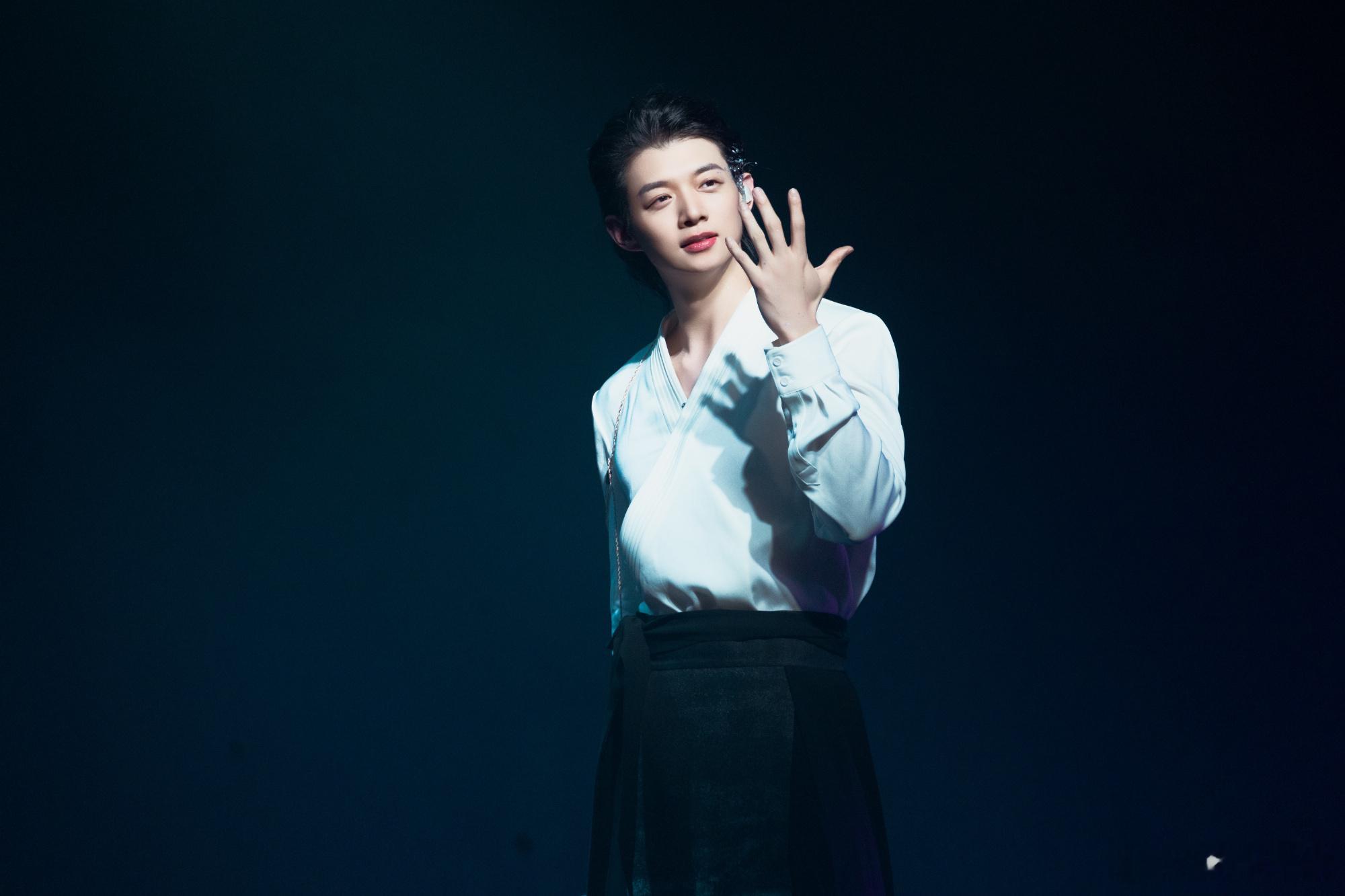霍尊的歌当年有多火 不只是主打单曲热度爆棚，他演唱的动漫配乐也收获超高人气，剪辑