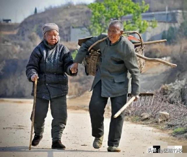 男怕穿靴，女怕戴帽。等我明白的时候为时已晚！

“男怕穿靴，女怕戴帽。”这句古老