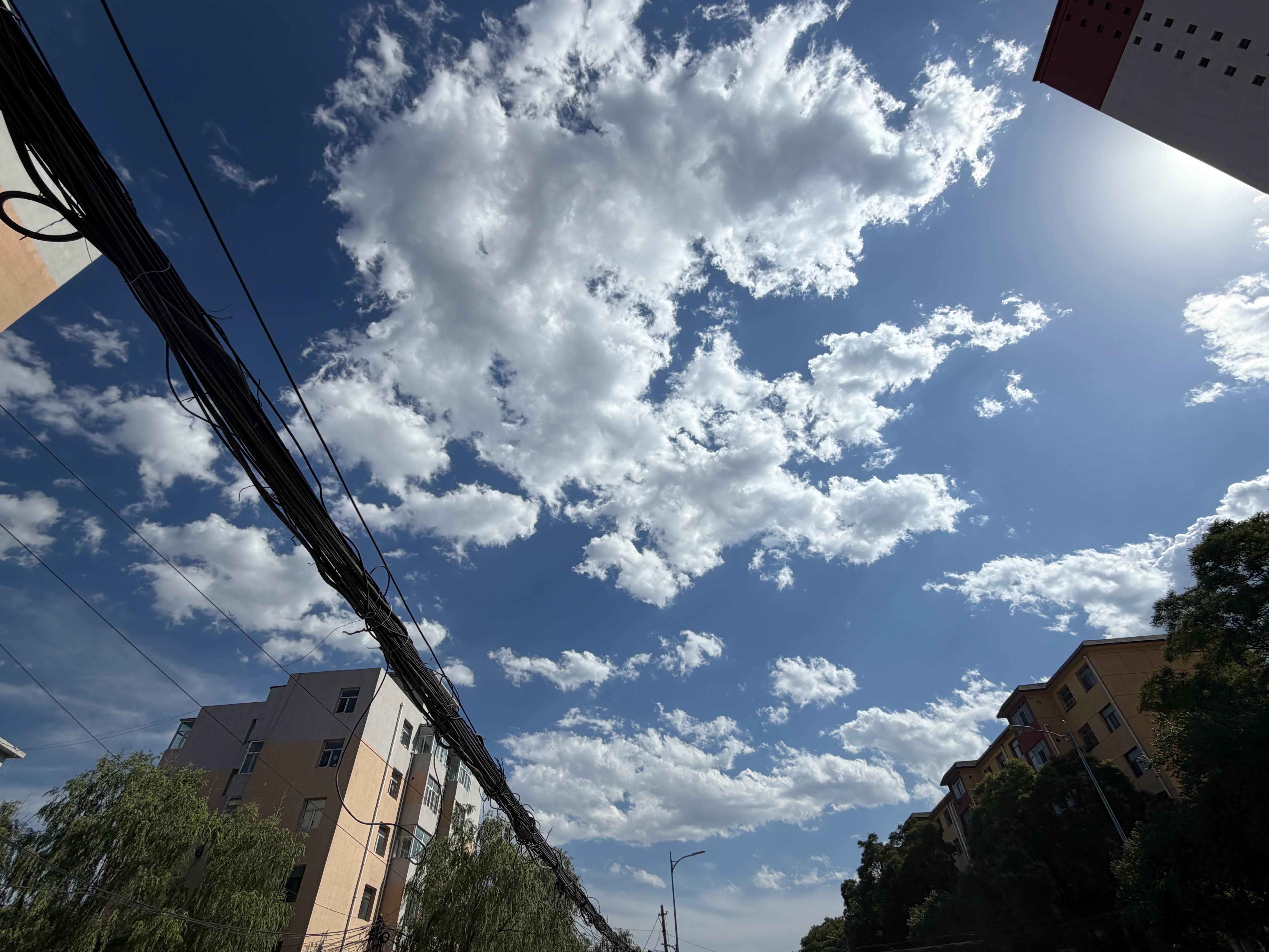 人类为何都爱看天空一朵朵的云 美得很 大同·同煤大厦